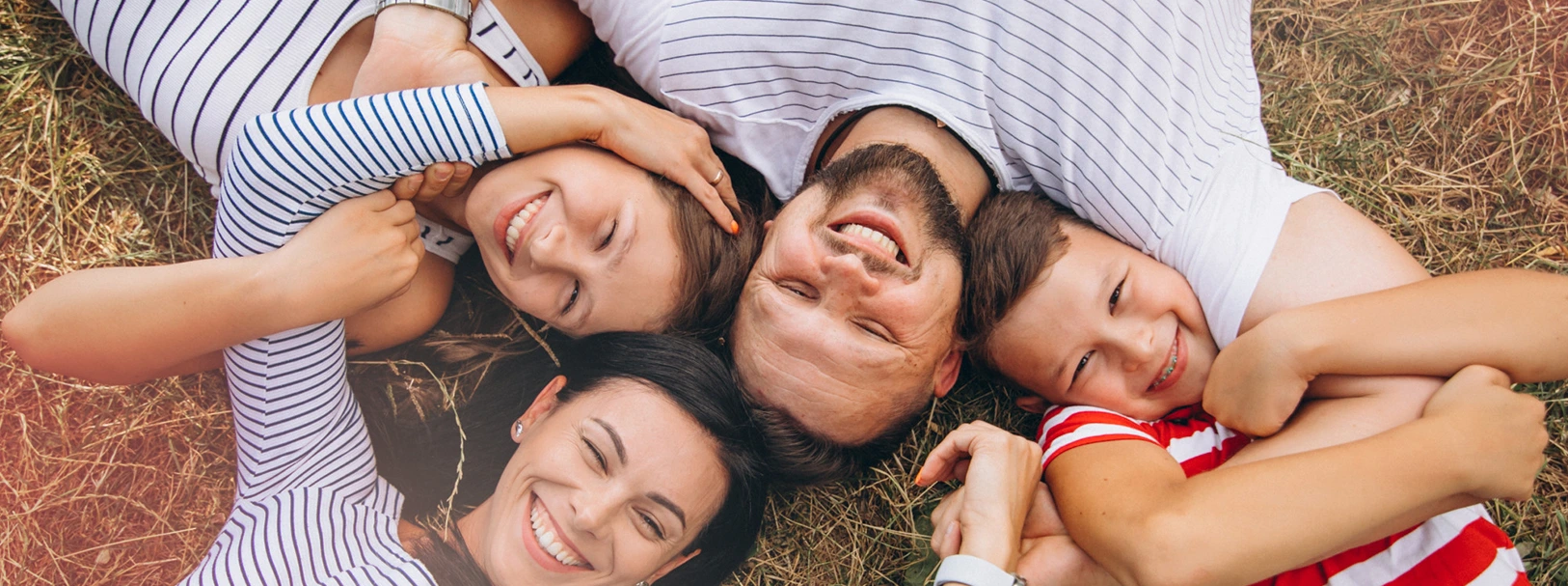 Familia joven feliz sonriendo descansando en su nuevo hogar en saratoga residencial by mykonos